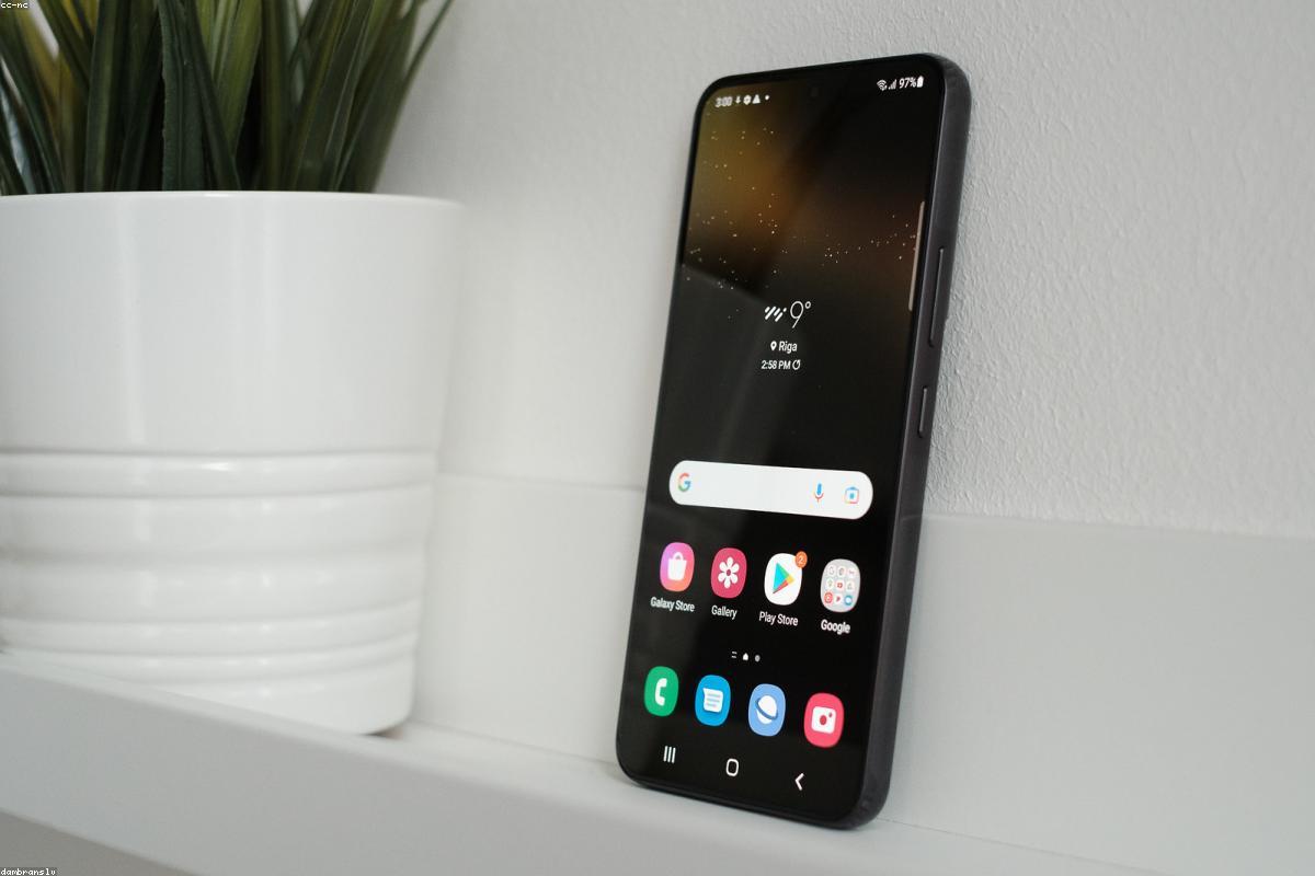 Smartphone pilotant l'éclairage connecté d'un salon